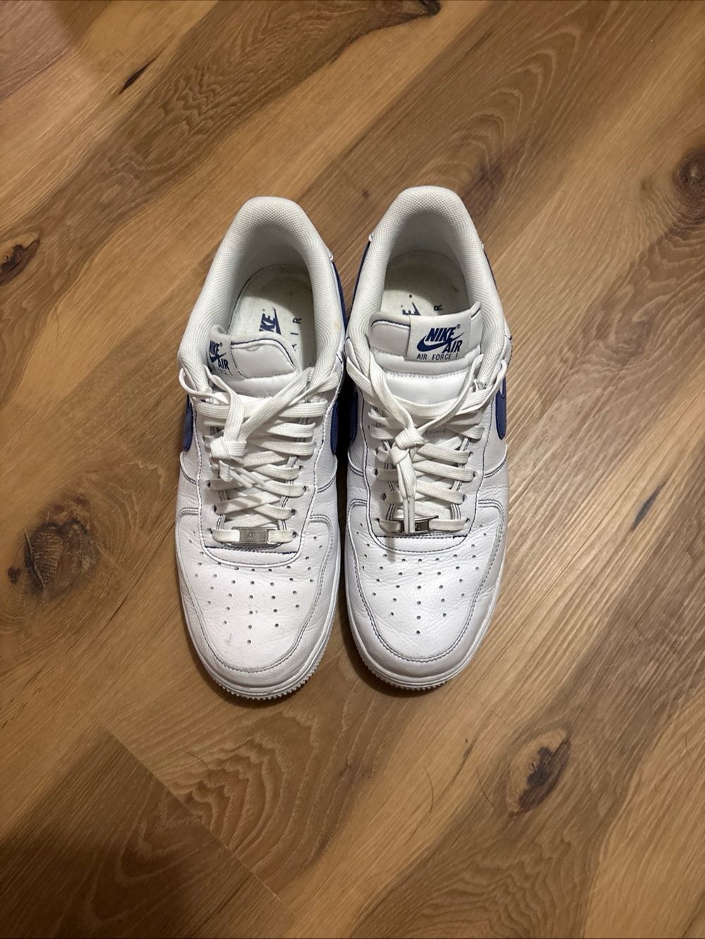 Nike Men's Low-Top Sneakers in White with Blue Swoosh